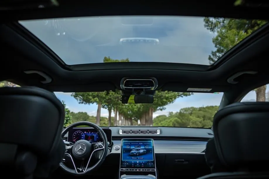Panoramic glass roof above the S-Class cabin